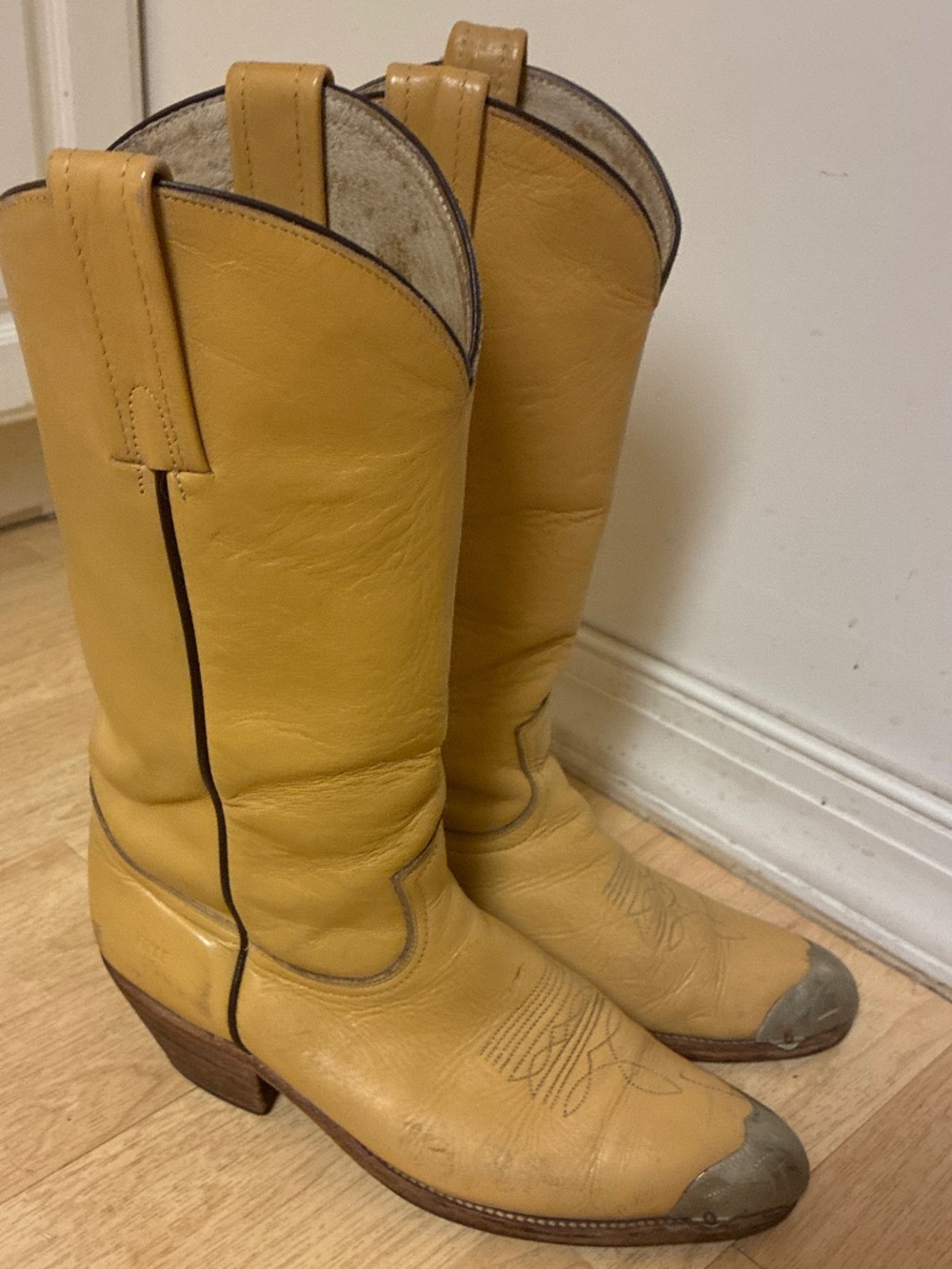 Frye Vintage Cowboy Boots Soft Banana Tan Silver Toe Tip